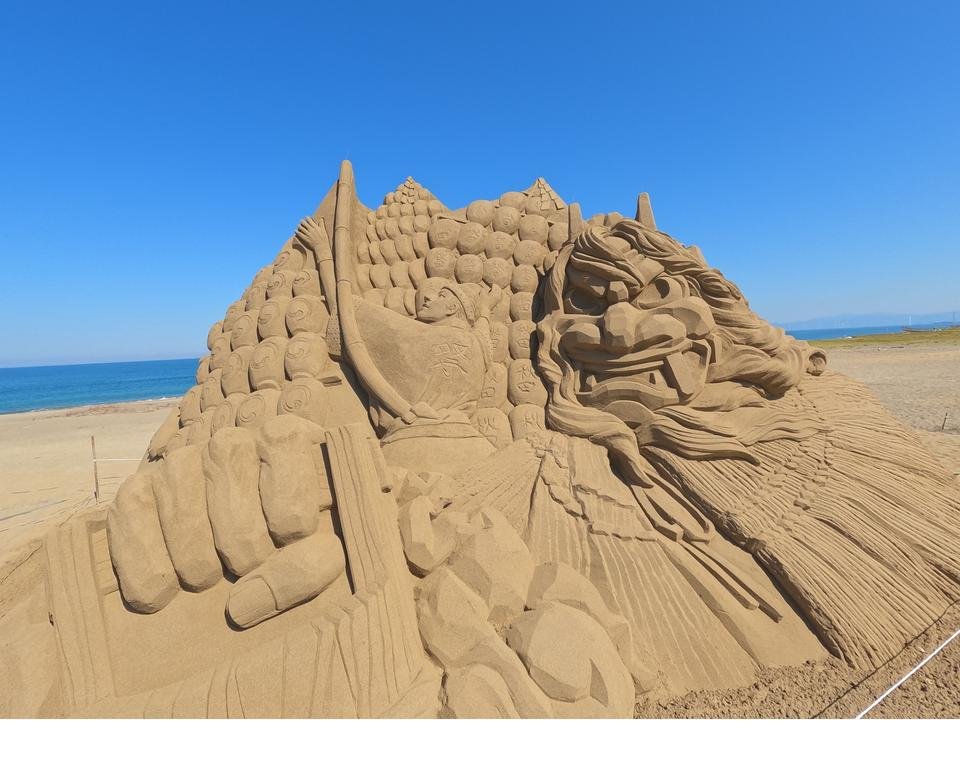 秋田・三種町の海岸にアートな作品が大集合【みたねサンドクラフト2026