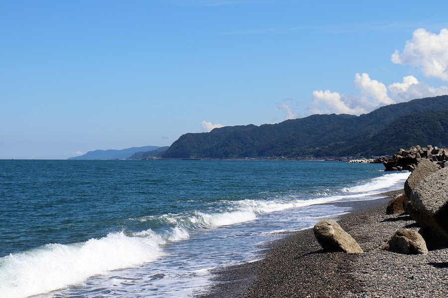 日本の国石:ヒスイが拾えるかも…!?【糸魚川市・ヒスイ海岸】｜*and